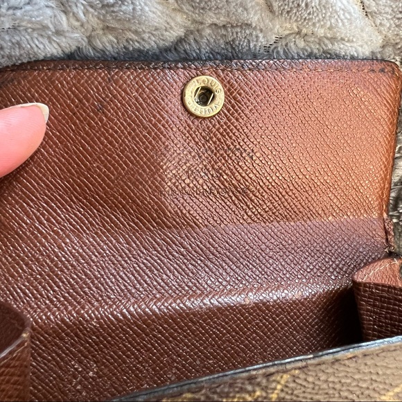 Louis Vuitton Monogram Card Holder - Picture 4 of 16